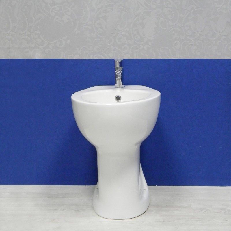 Bidet blanc sur pied pour personnes âgées et handicapées – Accessible aux personnes âgées et handicapées Bidet blanc sur pied pour personnes âgées et handicapées – Accessible aux personnes âgées et handicapées